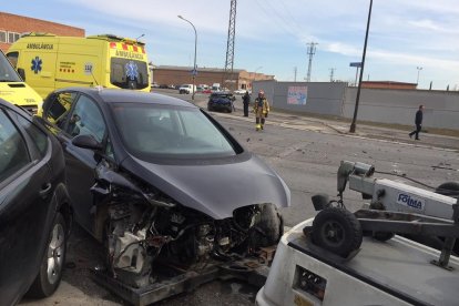 Aparatosa col·lisió múltiple amb tres ferits al polígon El Segre