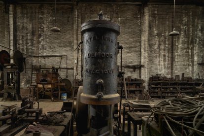 raig de sol. La llum natural il·lumina suaument el que un dia van ser màquines noves que no es van arribar a comercialitzar.