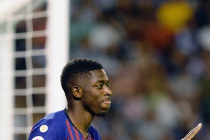 Leo Messi se lleva el balón con la mano durante el encuentro disputado en Valladolid.