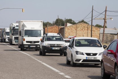 Cortada más de siete horas la A-2 en Bellpuig al arder un camión con paja