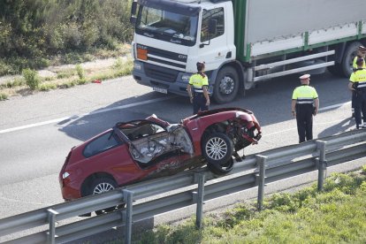 Cortada más de siete horas la A-2 en Bellpuig al arder un camión con paja