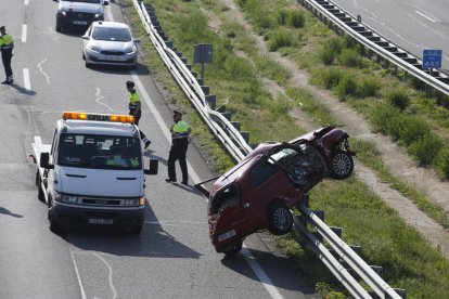 Cortada más de siete horas la A-2 en Bellpuig al arder un camión con paja