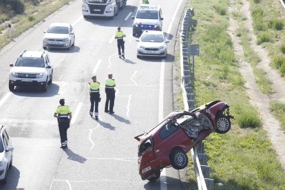 Cortada más de siete horas la A-2 en Bellpuig al arder un camión con paja