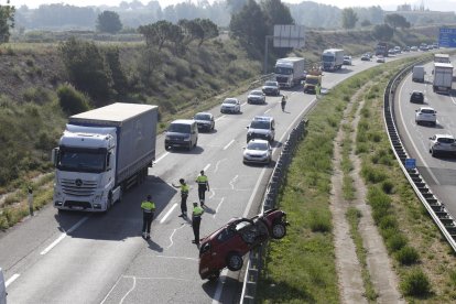 La cabina y el remolque del camión quedaron totalmente calcinados.