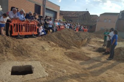 Los técnicos explicar el descubrimiento a los vecinos de la población de Puigverd de Lleida.