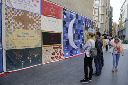 Algunos de los tapices expuestos ayer en el IEI.