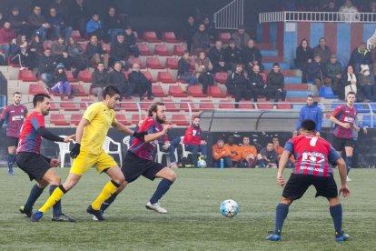 Un jugador del Tàrrega i un altre de l’EFAC disputen una pilota, ahir al Municipal Joan Capdevila.