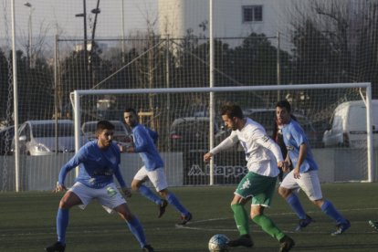 Un jugador del Alcarràs remata ante un defensa del Balàfia durante el partido.