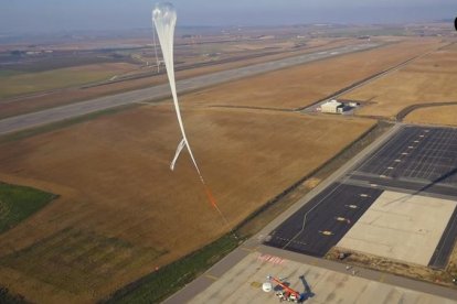 Assaig amb un model a escala real del globus de passatgers Bloon de la firma Zero 2 Infinity a Alguaire a començaments del 2017.