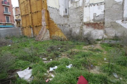 A dalt, vista de la plaça del Dipòsit. A baix, un solar ple de males herbes i residus.