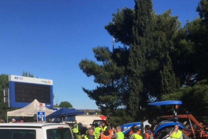 Los manifestantes contra el alza de los carburantes montaron barricadas en las calles de París.