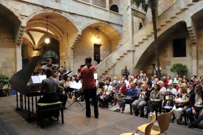 La plaza Paeria congregó ayer a un numeroso público en el concierto del conjunto O Val das Mouras.