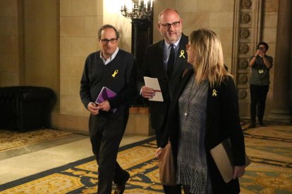 Marta Rovira en el momento de votar ayer con Carme Forcadell y Dolors Bassa sentadas en sus escaños-