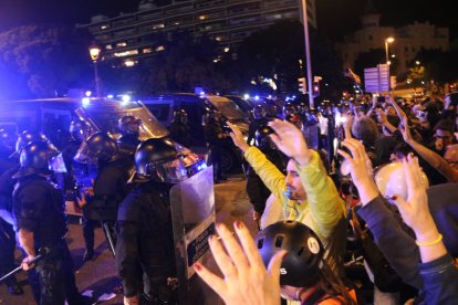 La quema de fotos del rey fue una constante en las protestas, como ésta en plena Diagonal de Barcelona.