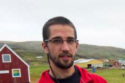 A dalt, imatge d’arxiu d’un eclipsi lunar. A baix, seqüència del que va tenir lloc l’any 2007.