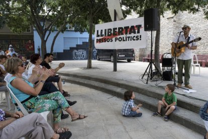 El president Torra, ahir aclamat en la visita a la localitat de Valls.