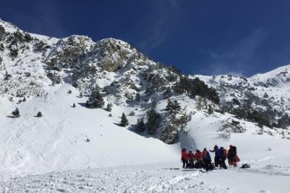 Un momento del rescate de las víctimas en la zona del siniestro. A la derecha, bomberos con el herido.