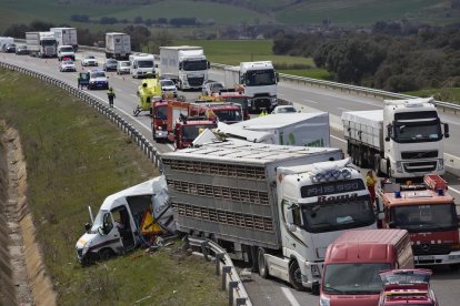 En el accidente se vieron implicados dos camiones y una furgoneta.