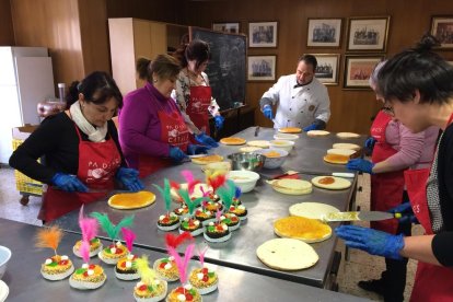 El Gremi de Forners acogió ayer un taller de elaboración de monas para repartirlas en un comedor social de la ciudad.