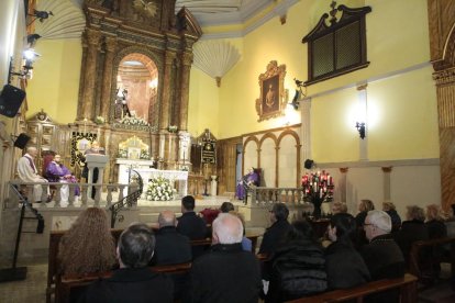El Gremi de Forners acogió ayer un taller de elaboración de monas para repartirlas en un comedor social de la ciudad.