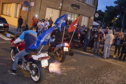 Seguidores de Àlex, celebrando el título el domingo en Cervera.