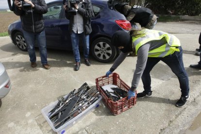 Moment de la detenció d’un dels dos capitostos de la xarxa a Lleida i detinguts al Poal
