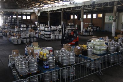 El pabellón dels Camps Elisis repleto de las bebidas para el Aplec.