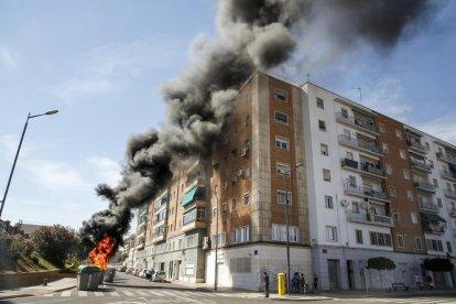 Incendios ayer en Pardinyes - Los Bomberos de la Generalita sofocaron ayer dos fuegos causados probablemente por petardos en el barrio de Pardinyes. En la plaza de la Llotja, los Bomberos tuvieron que acudir de madrguada y por la mañana para rem ...