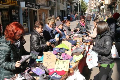 Clientes ahir en una parada del Mercat de les Rebaixes de l’Eix Comercial.