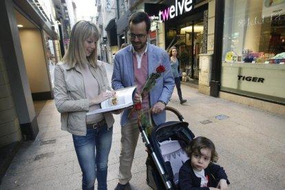 Muchos mayores y pequeños buscaron ayer los libros para regalar, como en esta librería de Lleida.