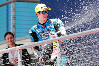 Màrquez va agafar la sortida com un míssil i va avantatjar després del primer revolt Johann Zarco i Maverick Viñales, i poc després va fer el mateix amb Andrea Iannone per distanciar-se.