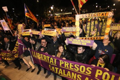 Milers de veïns de Lleida es van concentrar ahir a la nit per demanar la llibertat dels ‘presos polítics’.