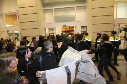 Milers de veïns de Lleida es van concentrar ahir a la nit per demanar la llibertat dels ‘presos polítics’.