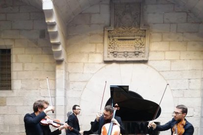 Música i animació teatral a la Biblioteca amb el Quintet Quatre+1.