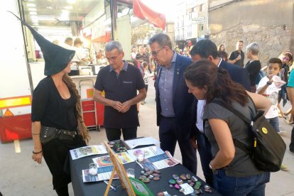 El mago peruano Allen Camero, conocido como Lynch, durante su espectáculo, que fue seguido por un numeroso público.