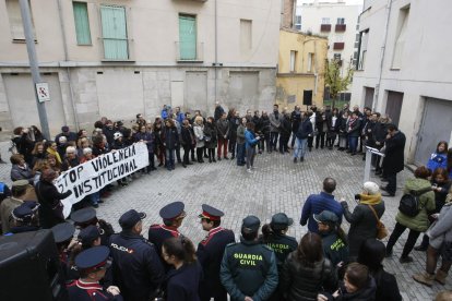 Lleida, con las mujeres - Varios centenares de personas salieron ayer a la calle para reivindicar la eliminación del machismo y los asesinatos a mujeres. Exigieron más recursos en Enseñanza sobre el feminismo y cambiar las leyes, que considera ...