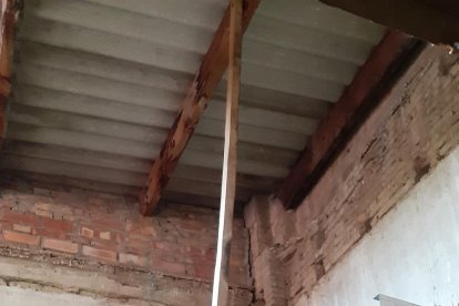 Los operarios empezaron ayer a derribar el falso techo y parte de la pared para iniciar la reparación. A la derecha, se puede apreciar una gran grieta en la pared.