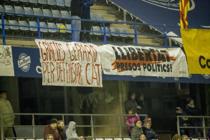 Juanto Ortuño, que ayer firmó un doblete, celebra uno de los dos goles que marcó ante el Sabadell en el Camp d’Esports.