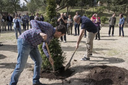 El cuentacuentos fue una de las actividades con más público ayer en el parque de la Mitjana.