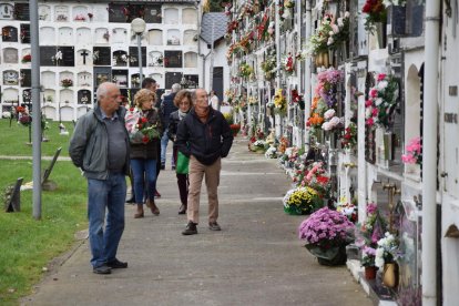 Uno de los carteles que se colocaron en una tumba del cementerio de La Seu y que después se retiró.