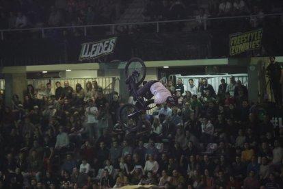Edgar Torronteras, en acción durante uno de sus espectaculares saltos en el Barris Nord.