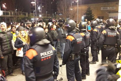 Manifestants tallen les vies de l'AVE a Lleida