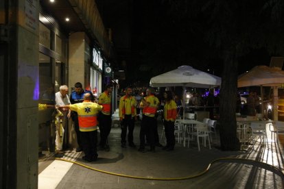 El incendio se declaró en un piso de la quinta planta del número 1 de la plaza Espanya.