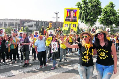 Un caragol gegant va encapçalar un dels grups de la cercavila pel centre de la ciutat.