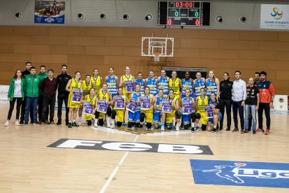 Georgina Bahí, una de las mejores ayer, lanza a canasta ante la oposición de Urbaniak.