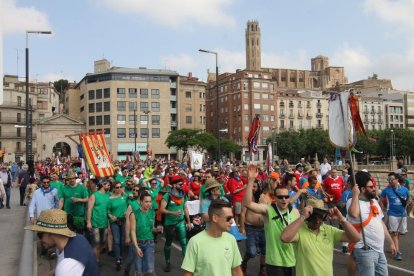 Un caragol gegant va encapçalar un dels grups de la cercavila pel centre de la ciutat.
