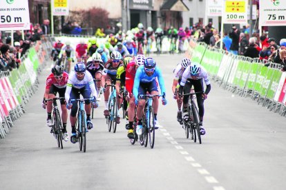 Jarlinson Pantano levanta el brazo al cruzar ganador la meta de Vielha, con el pelotón muy cerca.