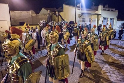 El paso del Calvari por la plaza del Ayuntamiento. Este año es el paso de los priores de Bellpuig.