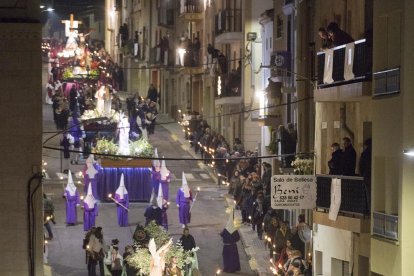 El paso del Calvari por la plaza del Ayuntamiento. Este año es el paso de los priores de Bellpuig.