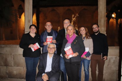 Algunos de los alcaldes y regidores que ayer marcharon por Barcelona en favor de los presos.